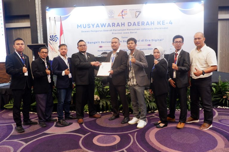 Penyerahan Mandat dari Panitia Pemilihan kepada Pimpinan sidang pleno