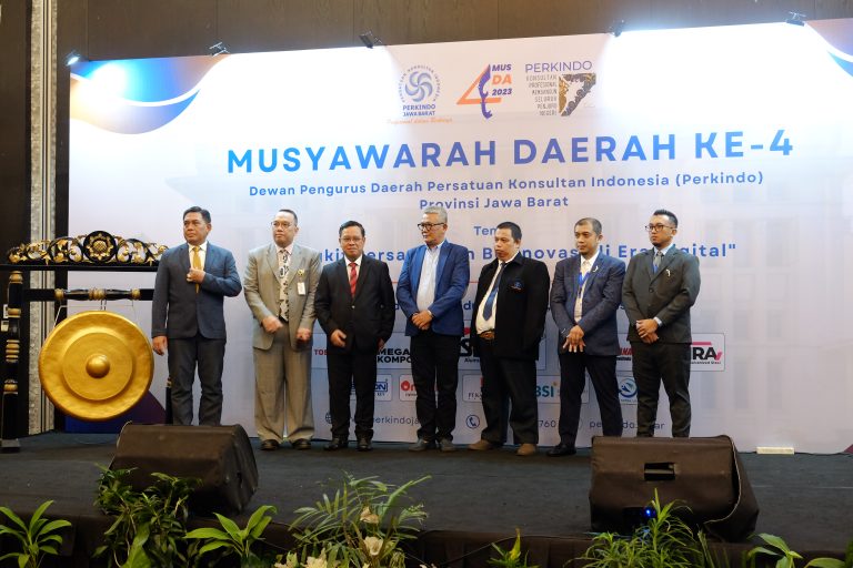 Photo bersama narasumber dan tamu undangan